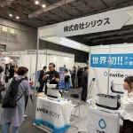 バリアフリー展2026の出展ブース。ベッド上で洗身可能な介護用洗浄製品のデモンストレーション。入浴機会の確保と介助者の負担軽減を両立する新技術。