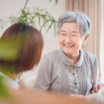 介護施設や病院の人手不足も社会問題を解説する画像