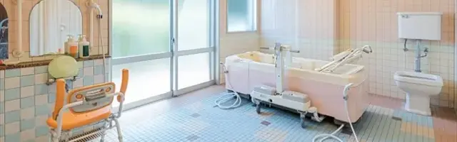 寝たきりの方の入浴介助に役立つ福祉用具を設置した浴室環境の写真