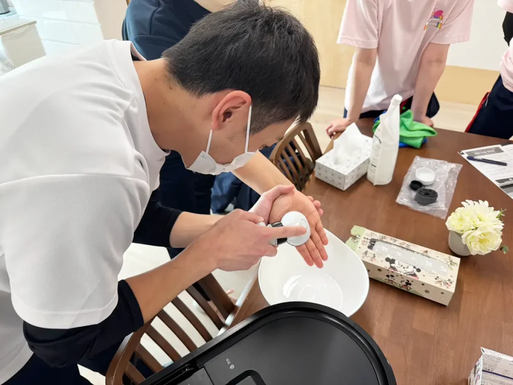 住宅型有料老人ホーム ハピネスリブ星田様でのスイトルボディご利用の様子を紹介した写真