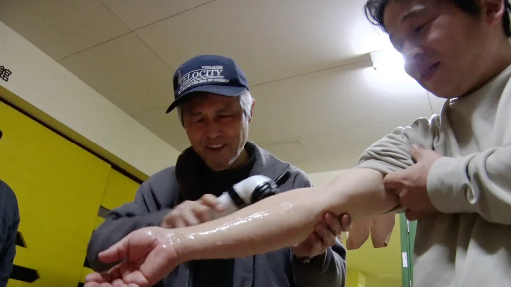 避難所(金沢大学能登分校舎)にてスイトルボディの使い方を伝える様子