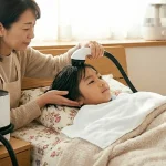 頭皮のベタつきや臭いをスッキリ落とすため、ベッドに寝たままの子どもの髪をスイトルボディで優しく洗う母親